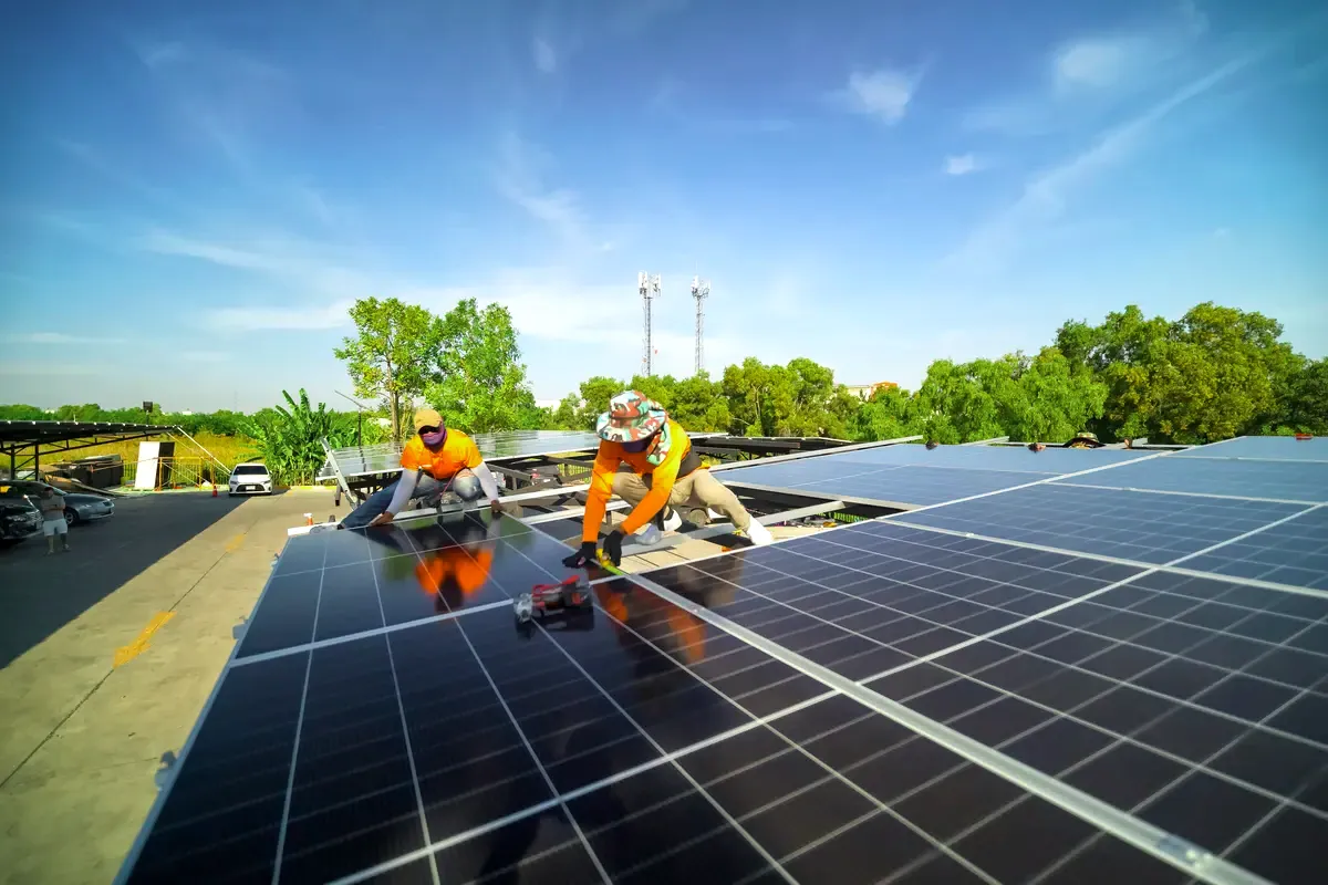 Instaladores con paneles solares en una obra de Barcelona sujeta a subvenciones